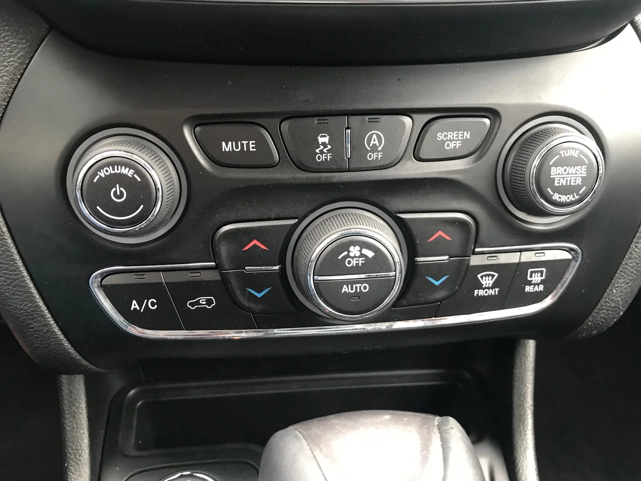 Used 2019 Jeep Cherokee Limited w/ Technology Group image 30