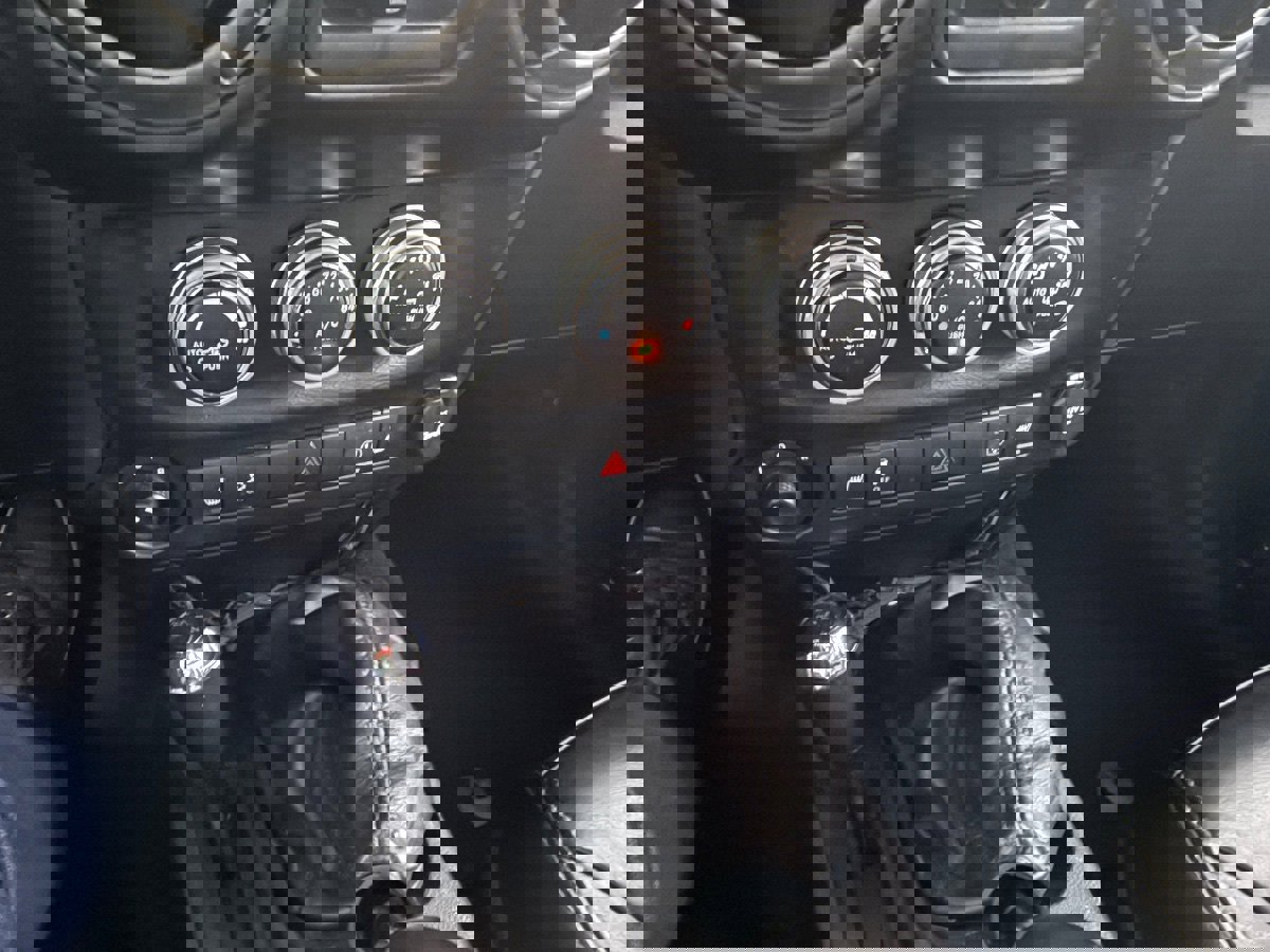 Used 2014 Jeep Wrangler Unlimited Rubicon image 32