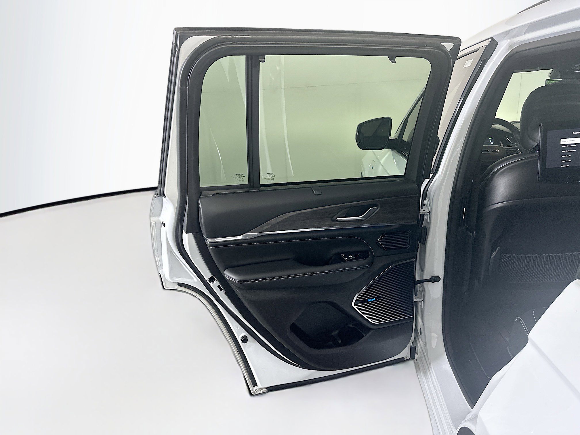 Used 2023 Jeep Grand Cherokee Overland w/ Advanced Protech Group III image 28