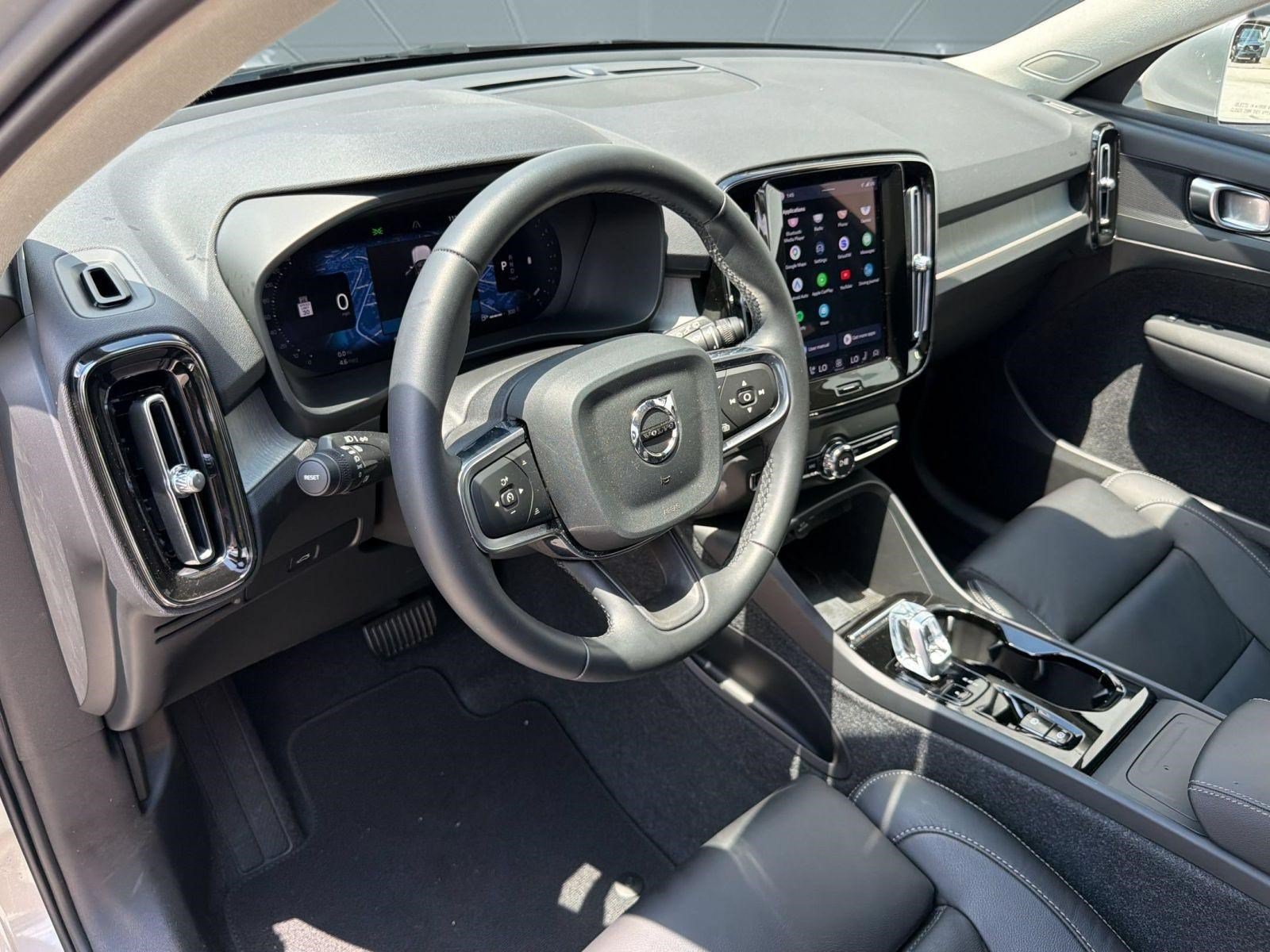 Used 2023 Volvo XC40 B4 Plus w/ Protection Package Premier FWD image 4