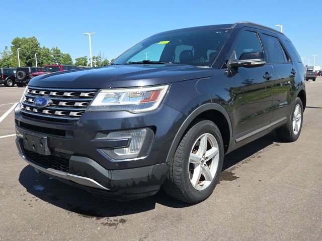 Used 2017 Ford Explorer XLT w/ Equipment Group 202A AWD/4WD image 2