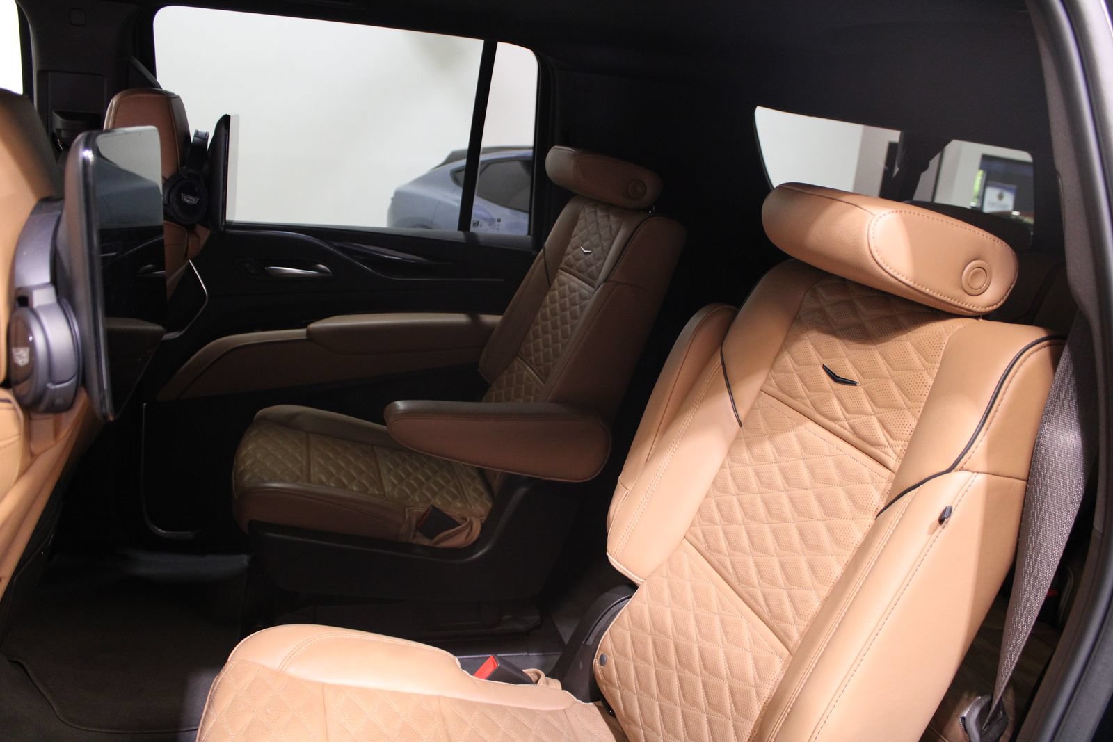 Used 2023 Cadillac Escalade ESV Premium Luxury w/ Performance Package AWD/4WD image 18