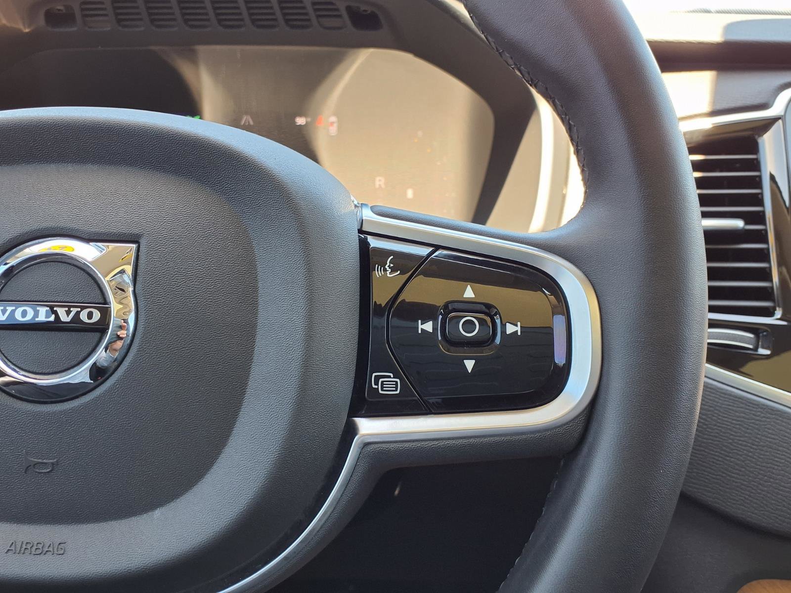 Certified 2024 Volvo XC90 B6 Plus image 28