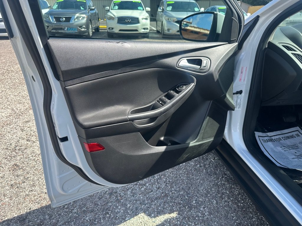 Used 2017 Ford Focus SE FWD image 11