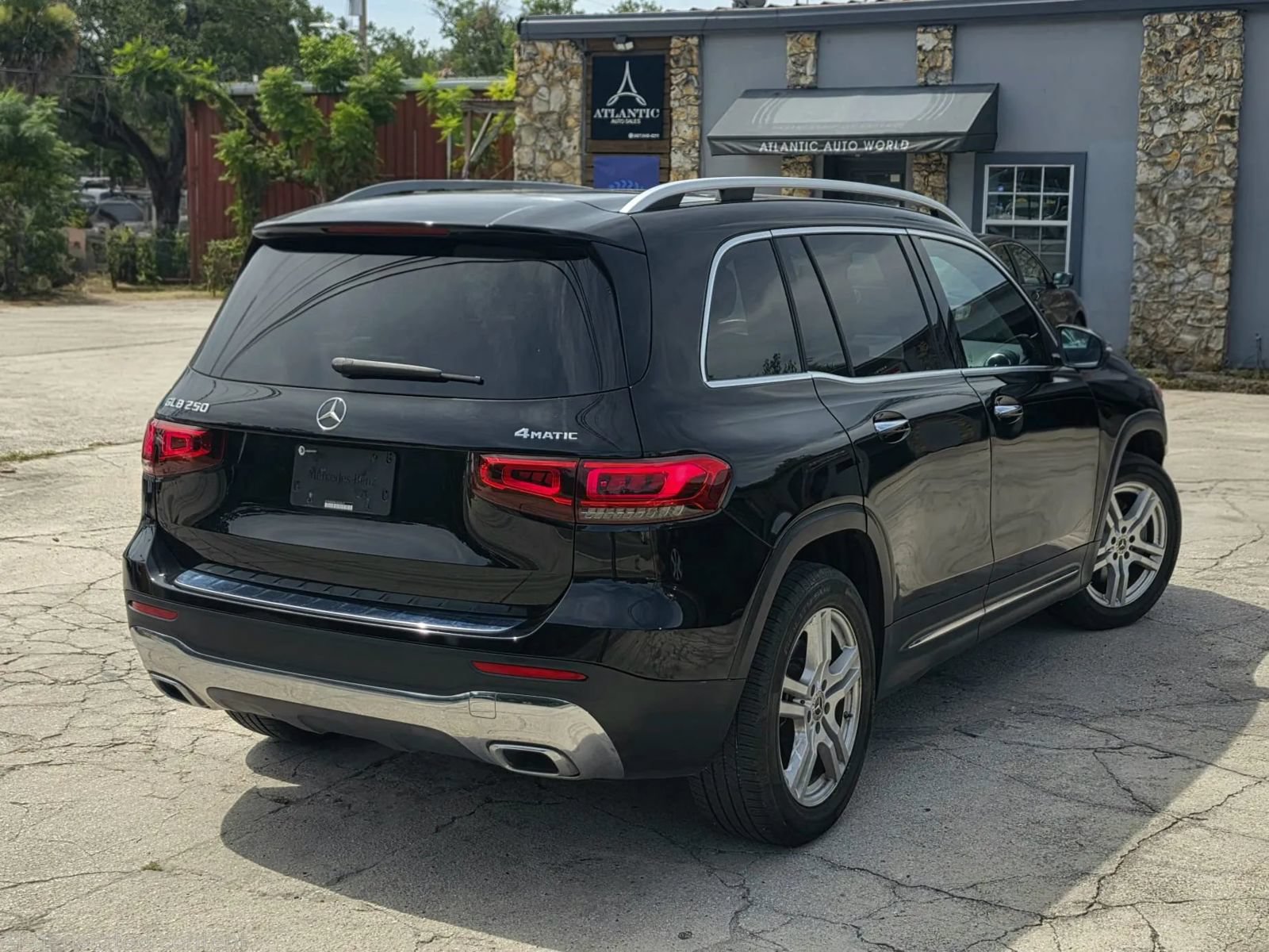 Used 2020 Mercedes-Benz GLB 250 4MATIC w/ Premium Package image 4