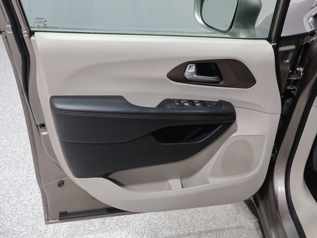 Used 2017 Chrysler Pacifica Touring-L Plus w/ Tire & Wheel Group FWD image 13