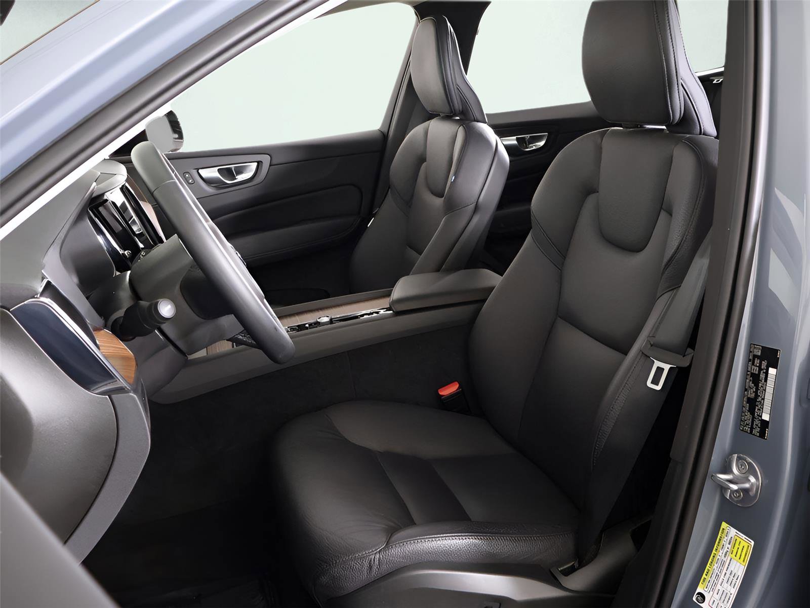 Used 2024 Volvo XC60 B5 Plus image 33