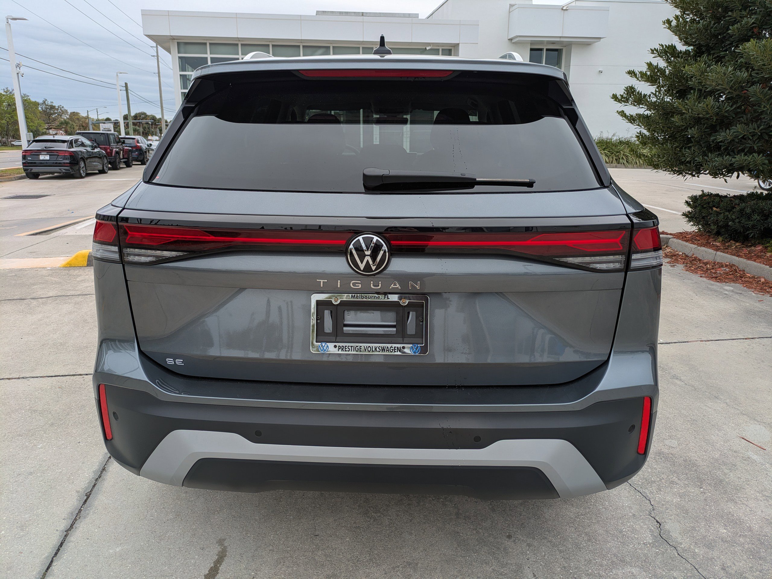 Used 2025 Volkswagen Tiguan SE FWD image 5