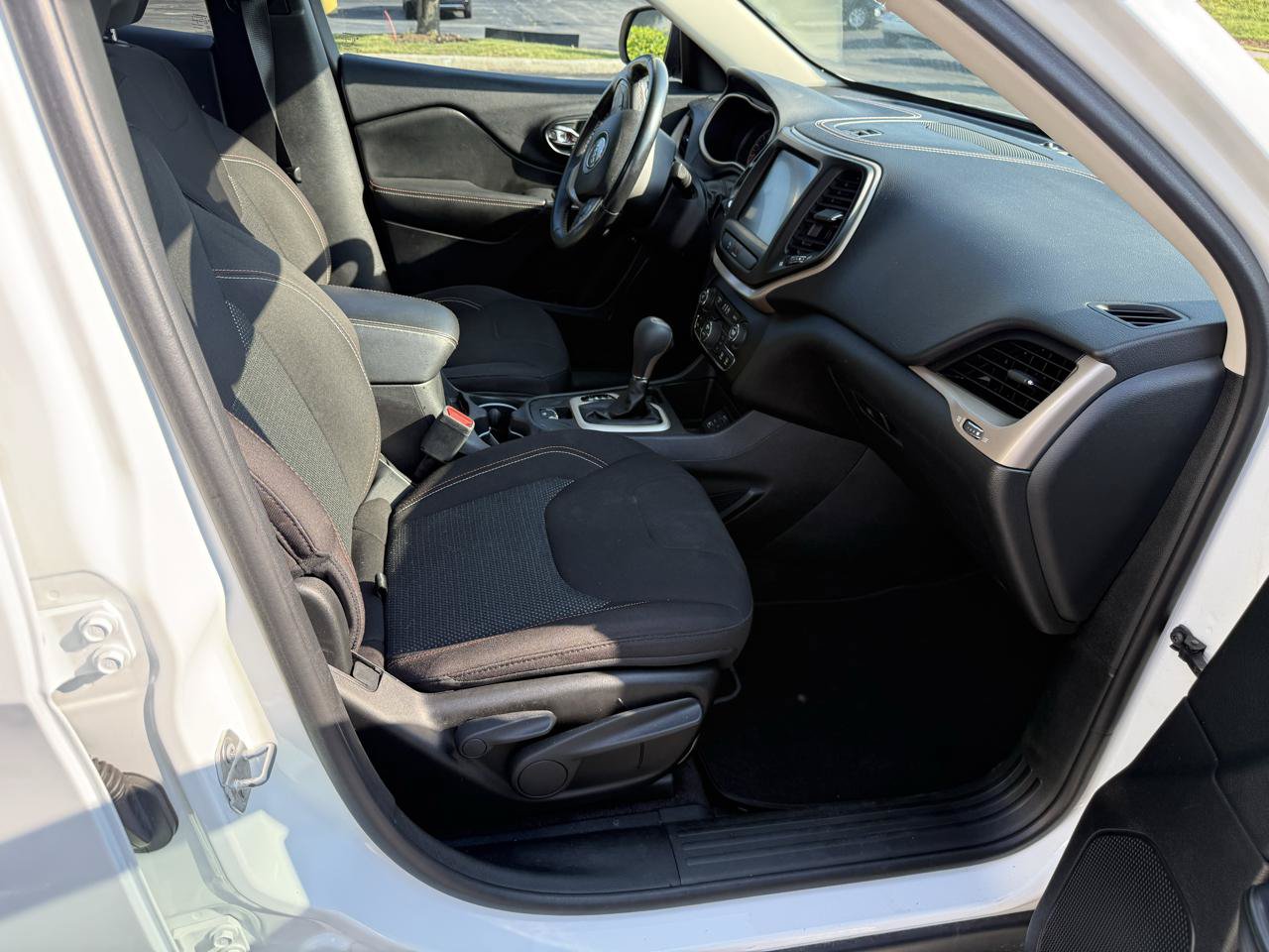 Used 2016 Jeep Cherokee 75th Anniversary FWD image 19
