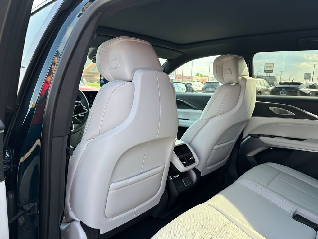 New 2024 Cadillac Lyriq Luxury RWD image 9