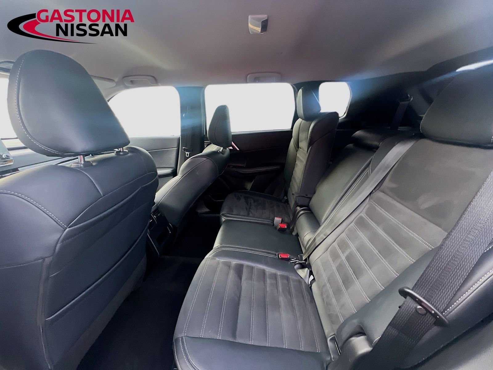 Used 2024 Mitsubishi Outlander SE image 32