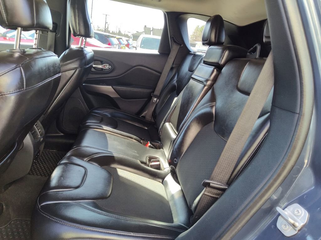 Used 2019 Jeep Cherokee Latitude Plus w/ Cold Weather Group AWD/4WD image 11