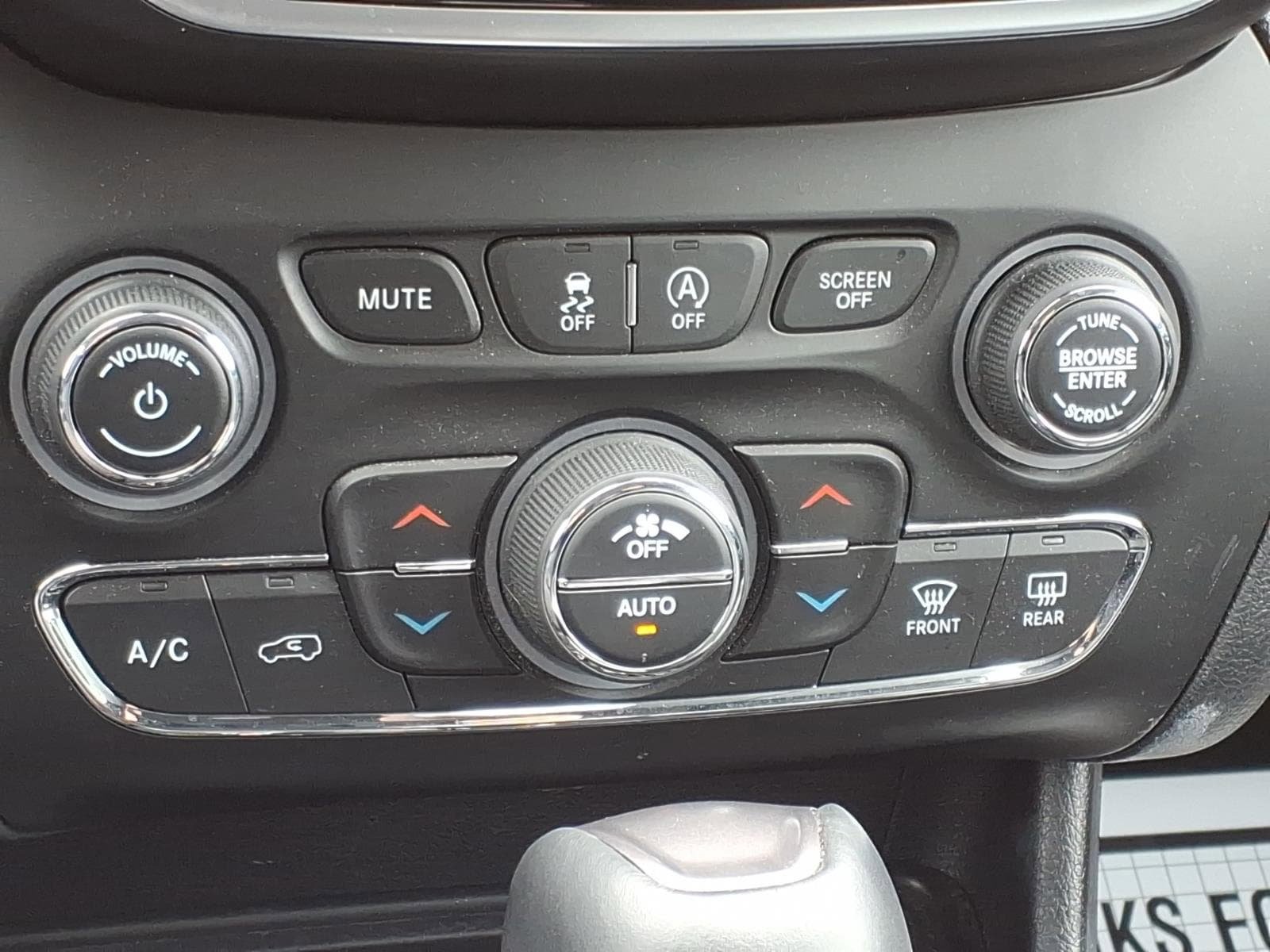 Used 2020 Jeep Cherokee Limited AWD/4WD image 23
