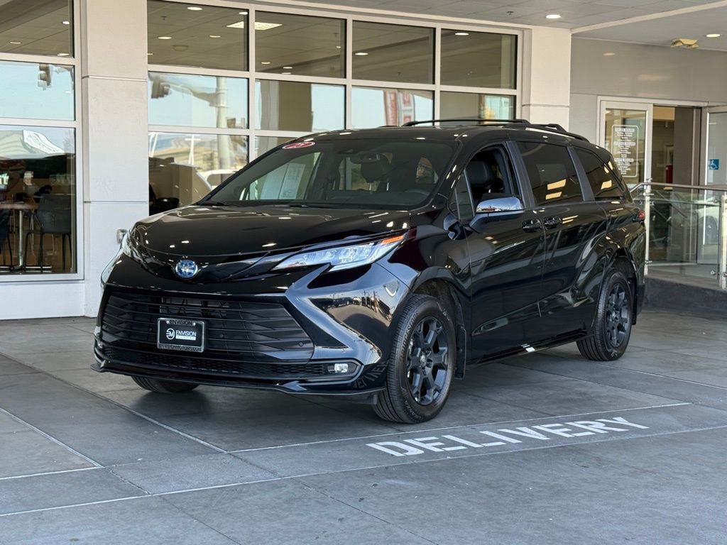 Certified 2025 Toyota Sienna XLE Woodland Edition image 2