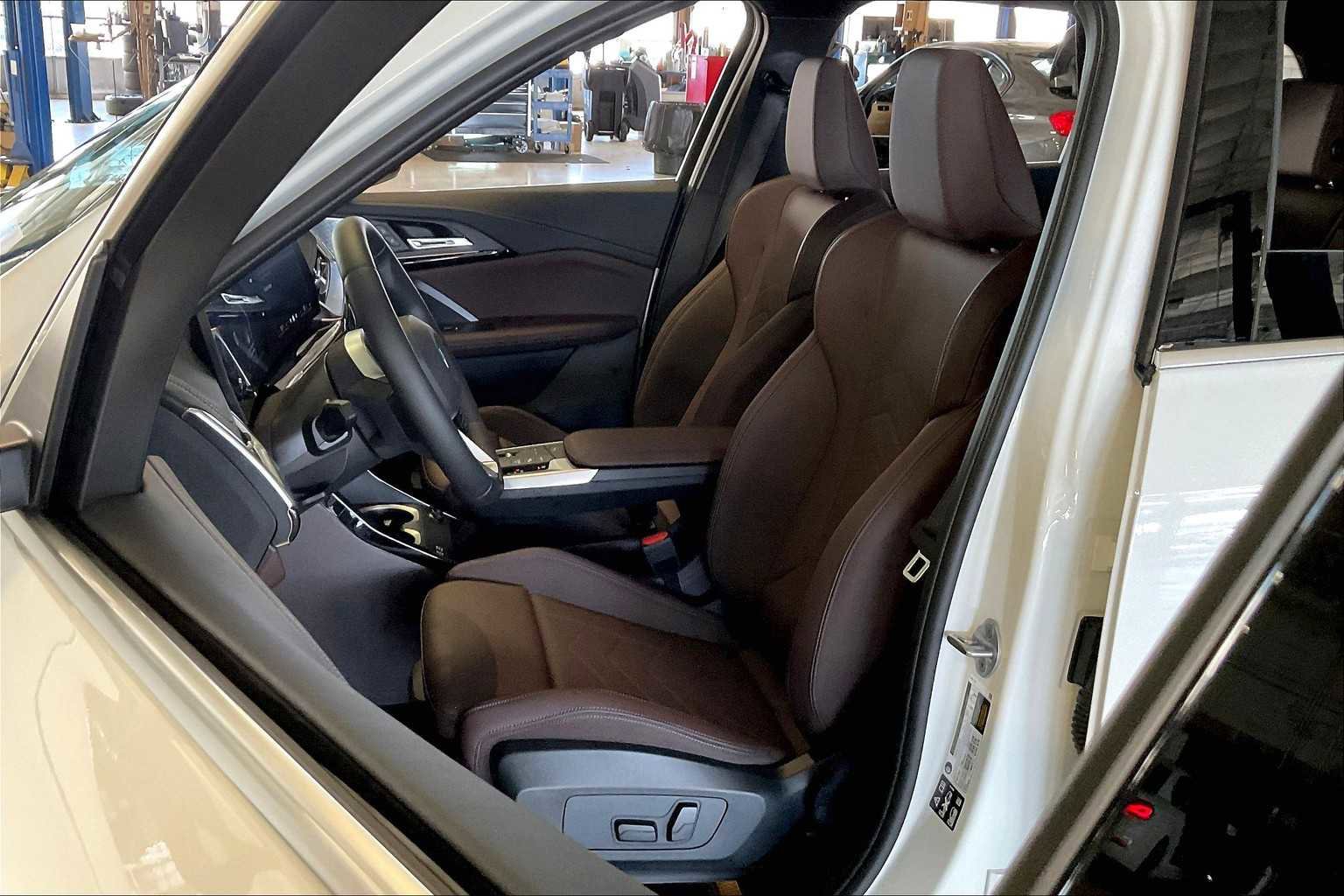 Used 2025 BMW X1 xDrive28i w/ Technology Package image 6