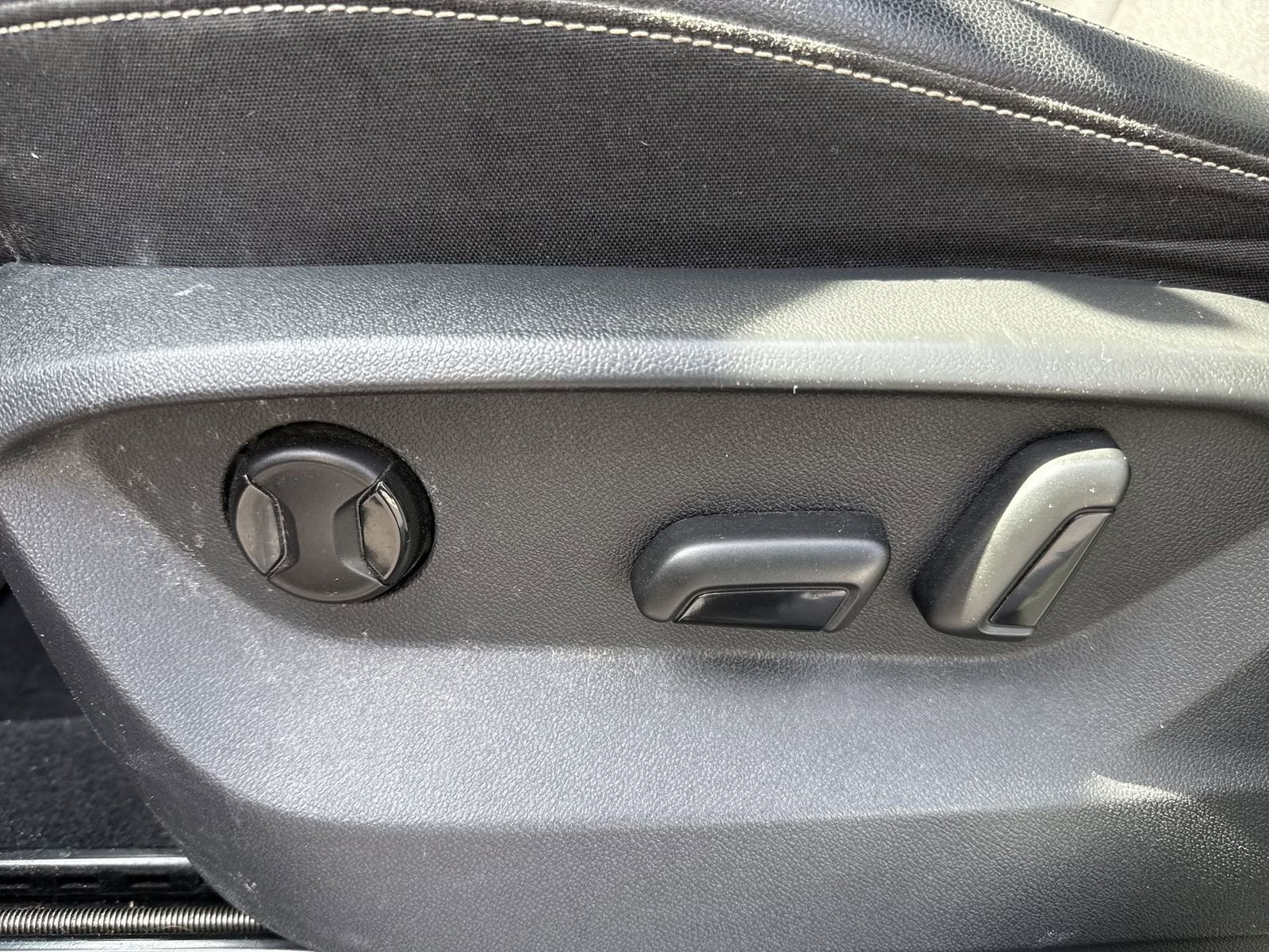 Used 2020 Volkswagen Atlas Cross Sport SE w/ Panoramic Sunroof Package image 13