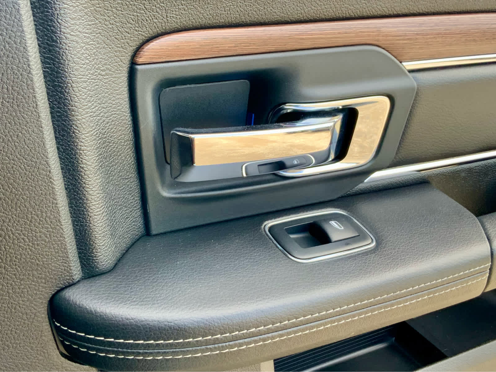 Used 2018 RAM 1500 Laramie image 47