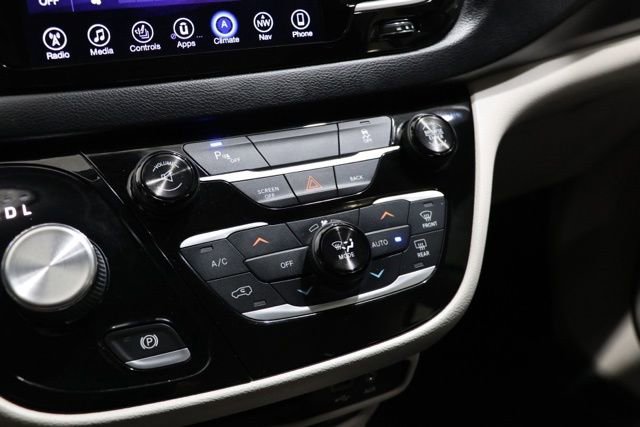 Used 2017 Chrysler Pacifica Touring-L FWD image 27