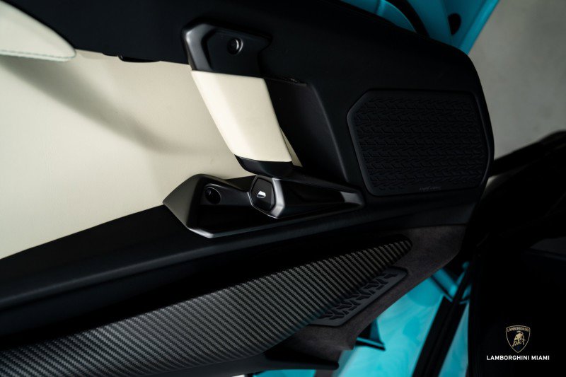 Used 2025 Lamborghini Revuelto image 39