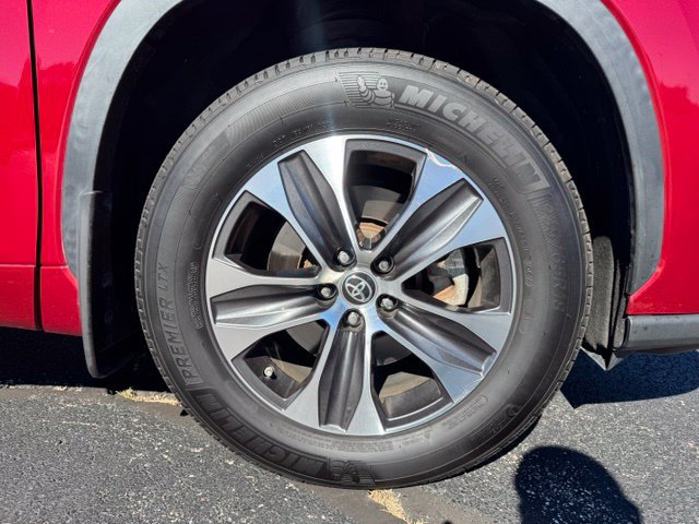 Certified 2022 Toyota Highlander XLE AWD/4WD image 9
