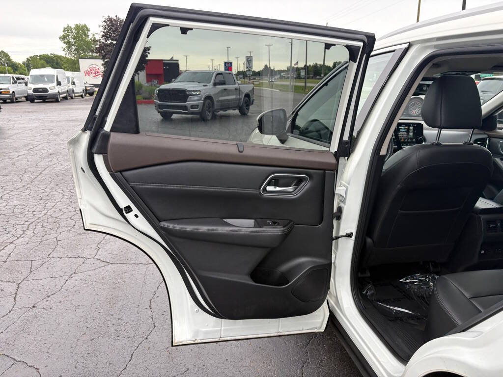 Used 2021 Nissan Rogue SL w/ Premium Package AWD/4WD image 14