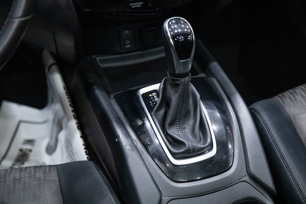 Used 2017 Nissan Rogue SV image 18
