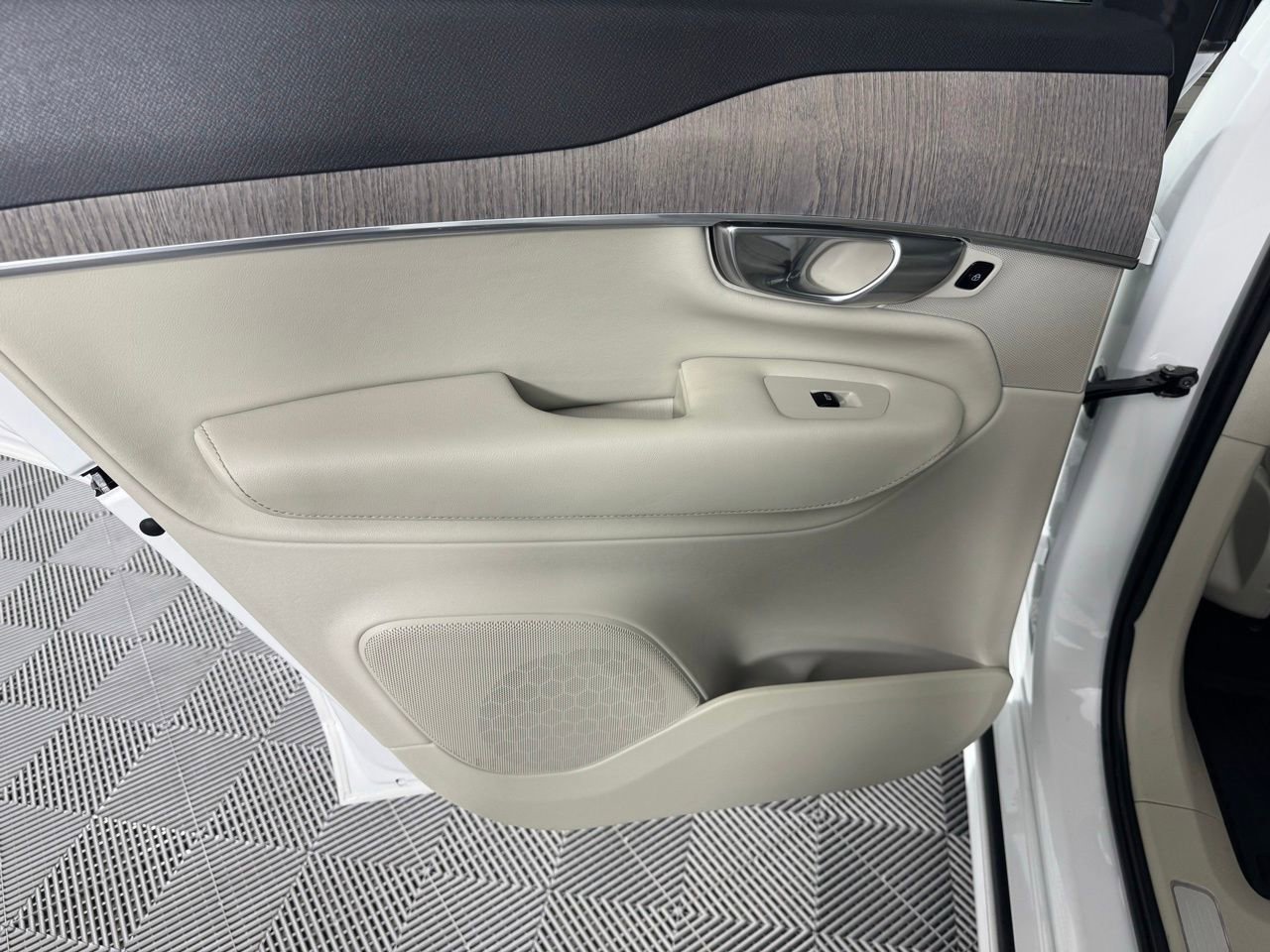 Used 2023 Volvo XC90 B6 Plus w/ Protection Package Premier image 19