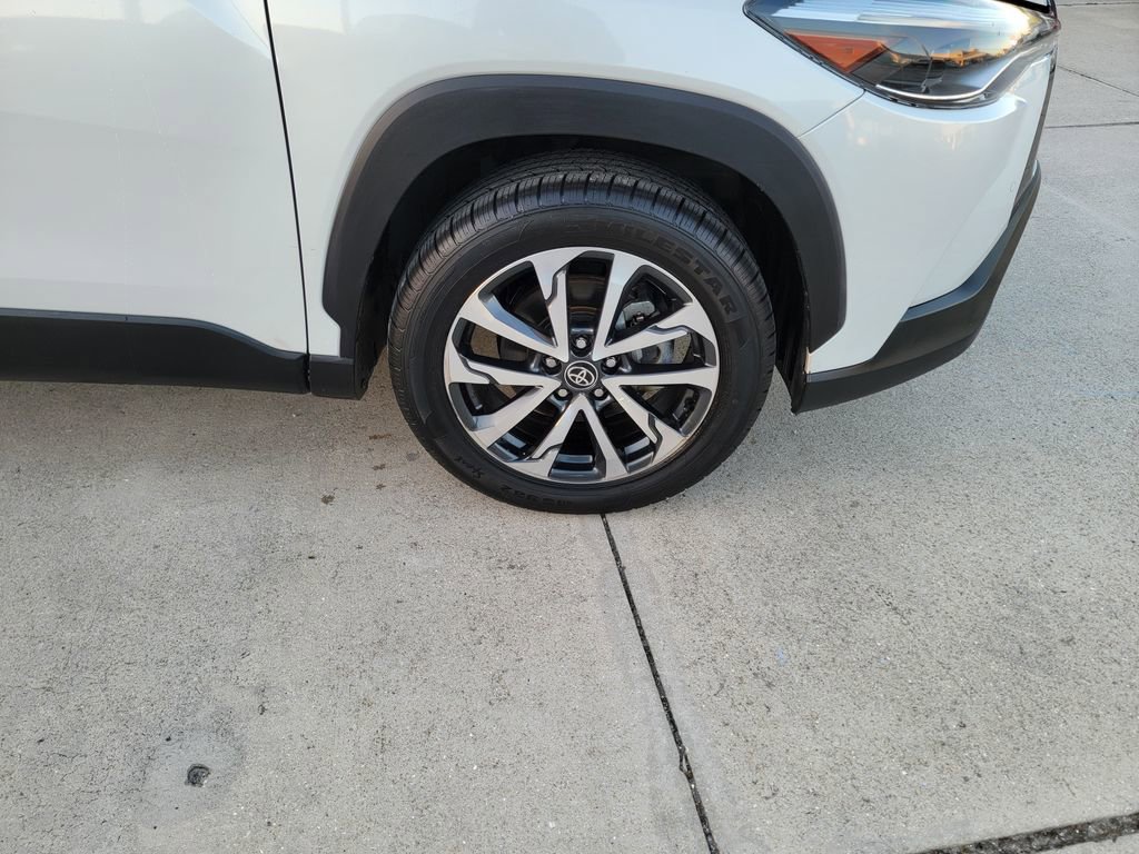 Used 2022 Toyota Corolla Cross XLE w/ Convenience Package image 9