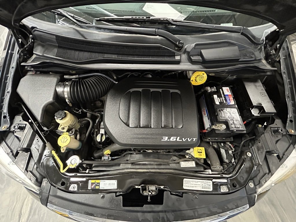 Used 2015 Chrysler Town & Country Touring image 51