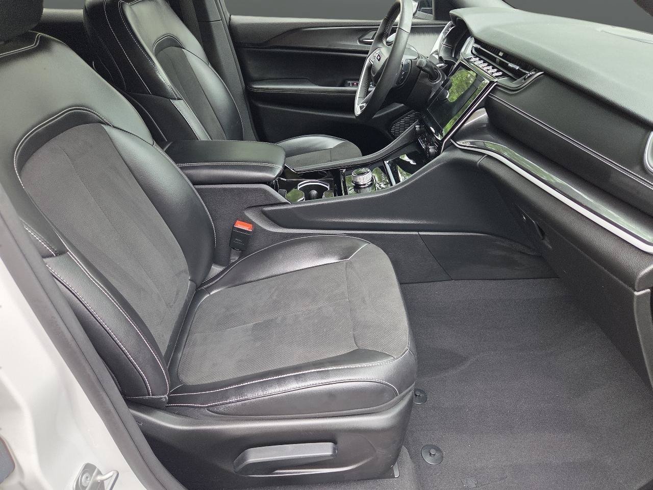 Used 2023 Jeep Grand Cherokee Altitude AWD/4WD image 16