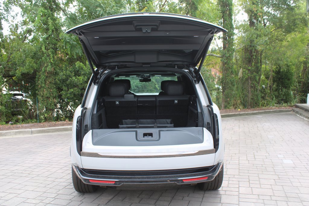 New 2025 Land Rover Range Rover SV image 9