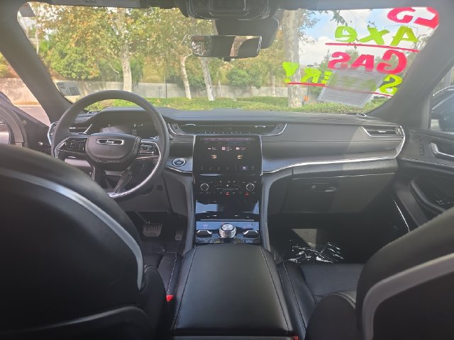 Used 2023 Jeep Grand Cherokee Overland w/ Luxury Tech Group IV AWD/4WD image 12