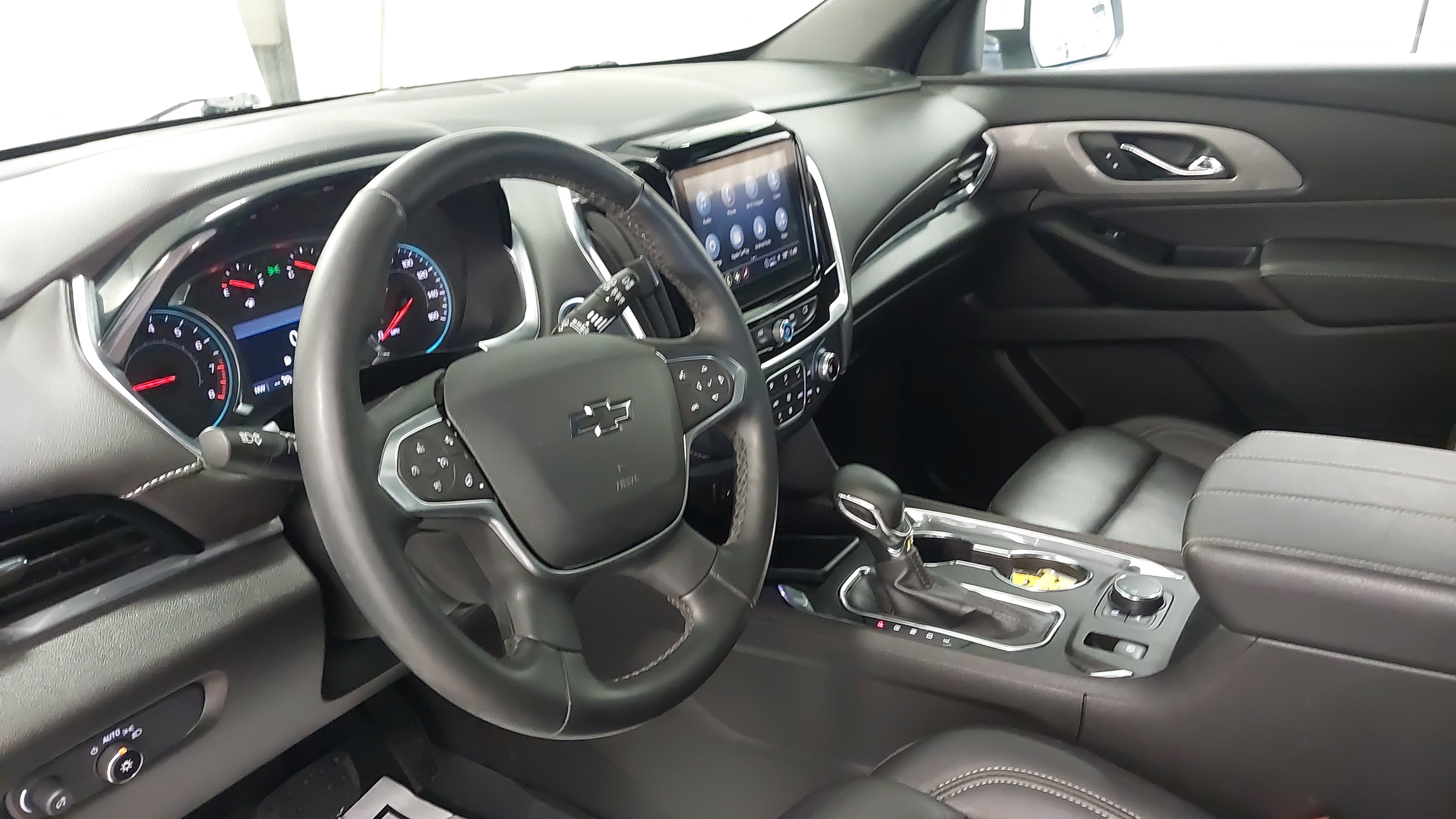 Used 2023 Chevrolet Traverse LT w/ Midnight/Sport Edition FWD image 17