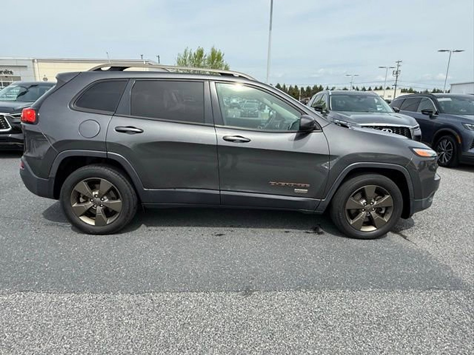 Used 2017 Jeep Cherokee 75th Anniversary image 15