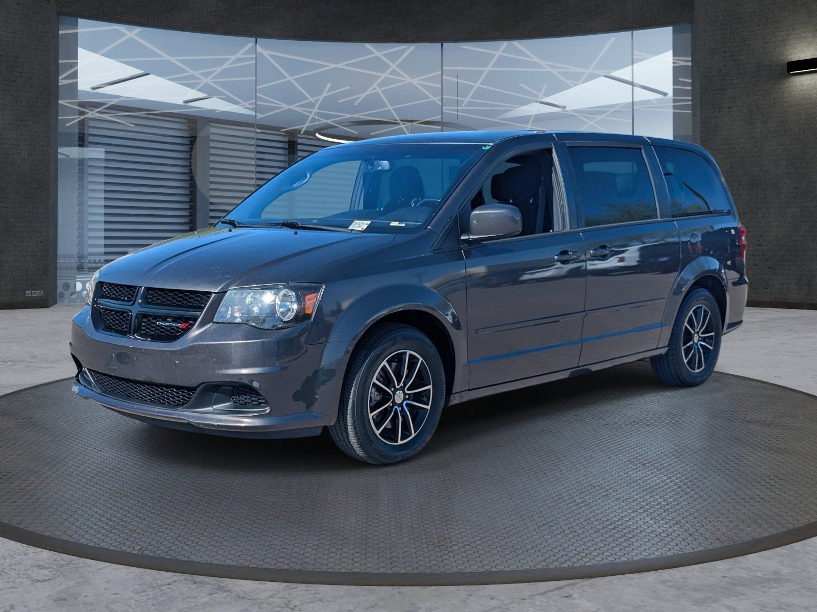 Used 2016 Dodge Grand Caravan SE FWD image 2