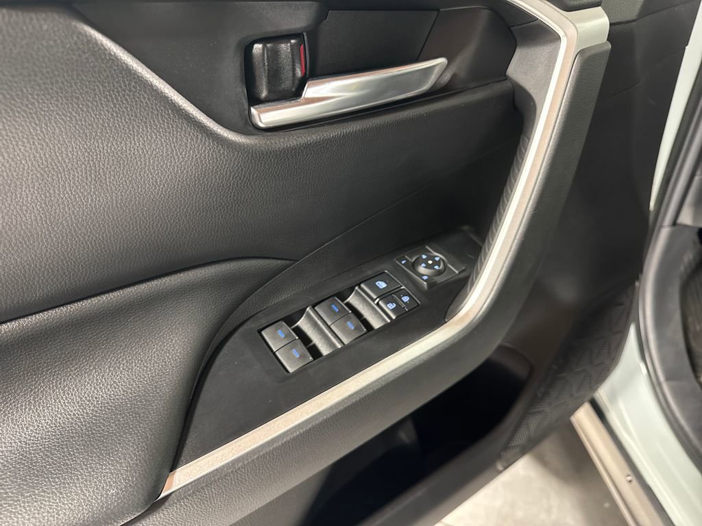 Used 2022 Toyota RAV4 XLE AWD/4WD image 16