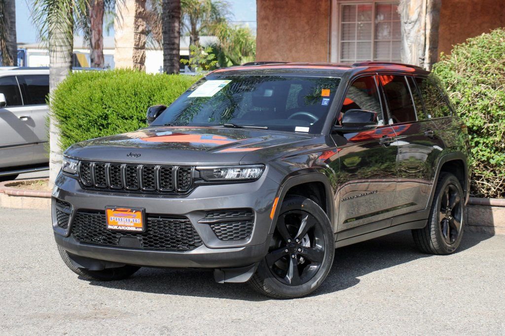 Used 2023 Jeep Grand Cherokee Altitude image 4