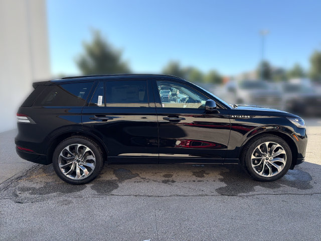 New 2027 Lincoln Aviator AWD w/ Jet Appearance Package image 4