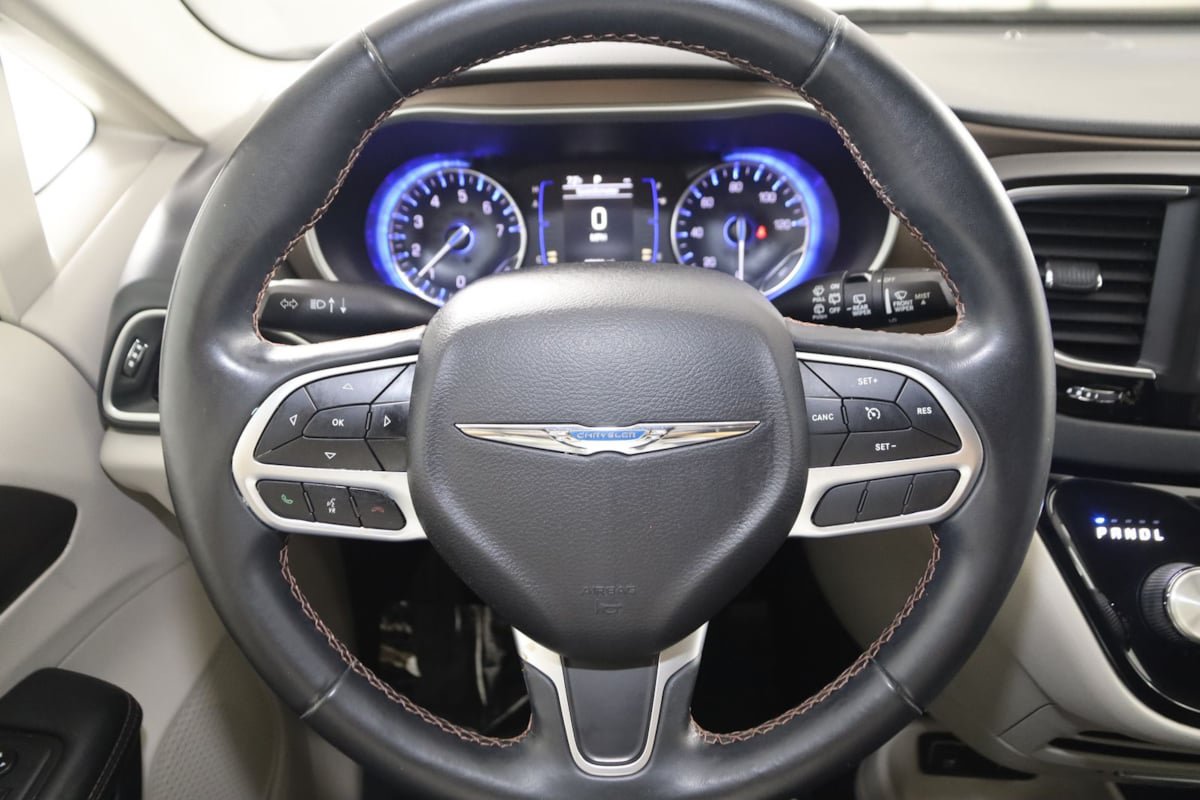 Used 2018 Chrysler Pacifica Touring-L FWD image 33