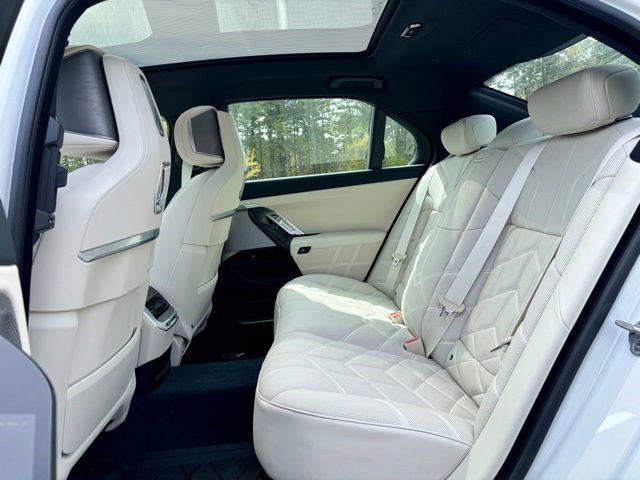 Used 2025 BMW 740i w/ Premium Package image 28