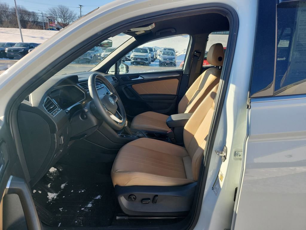 Certified 2024 Volkswagen Tiguan SE image 9