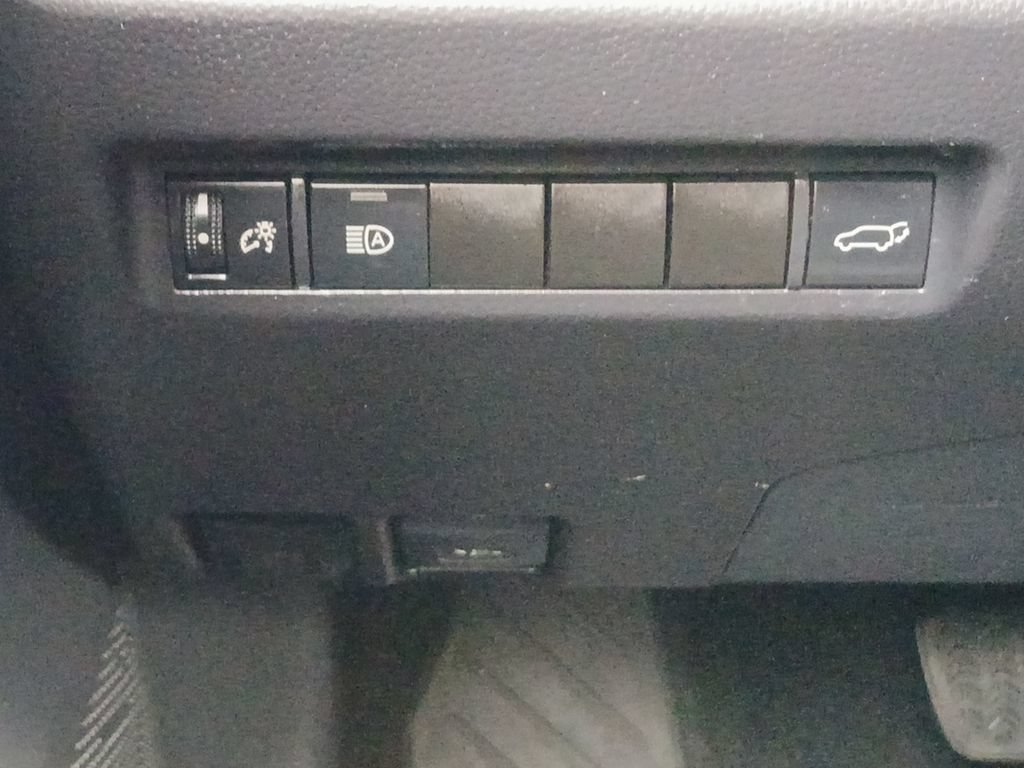 Used 2020 Toyota RAV4 XLE Premium FWD image 12