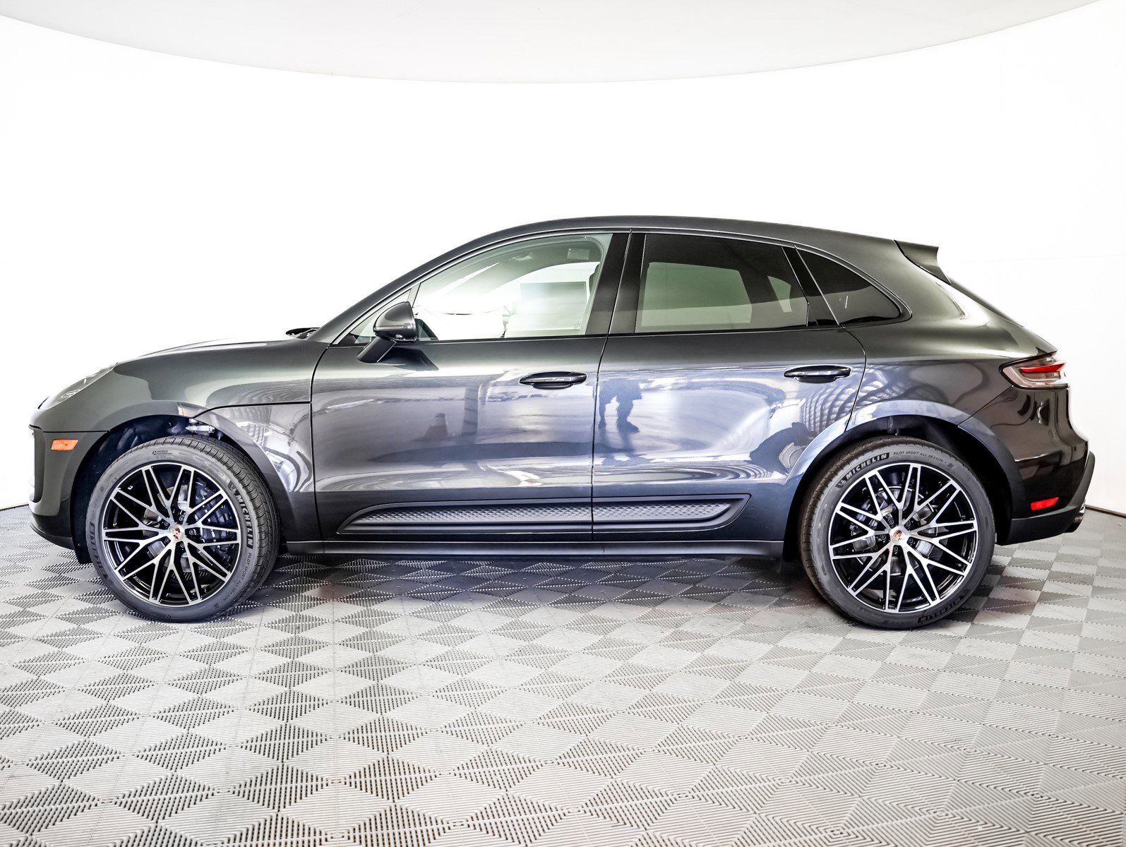 New 2026 Porsche Macan image 2