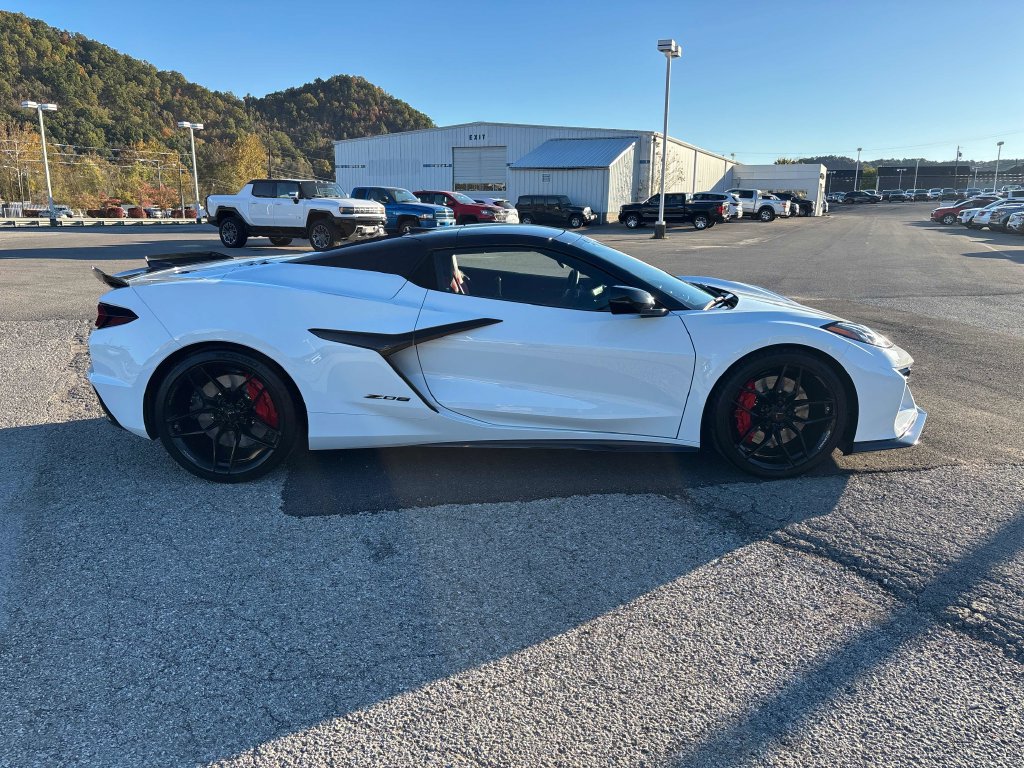 Used 2025 Chevrolet Corvette Z06 RWD image 6