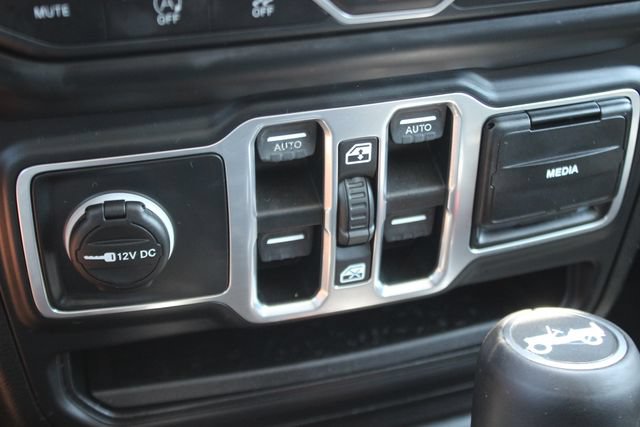 Used 2018 Jeep Wrangler Unlimited Sahara w/ Dual Top Group AWD/4WD image 19