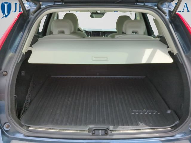 Used 2020 Volvo XC60 T5 Momentum w/ Protection Package Premier image 9