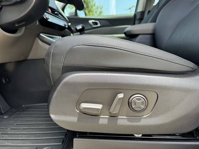 Used 2025 Kia Carnival EX FWD image 25