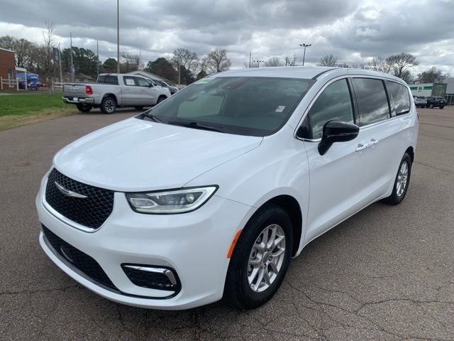 Used 2025 Chrysler Pacifica Select image 3