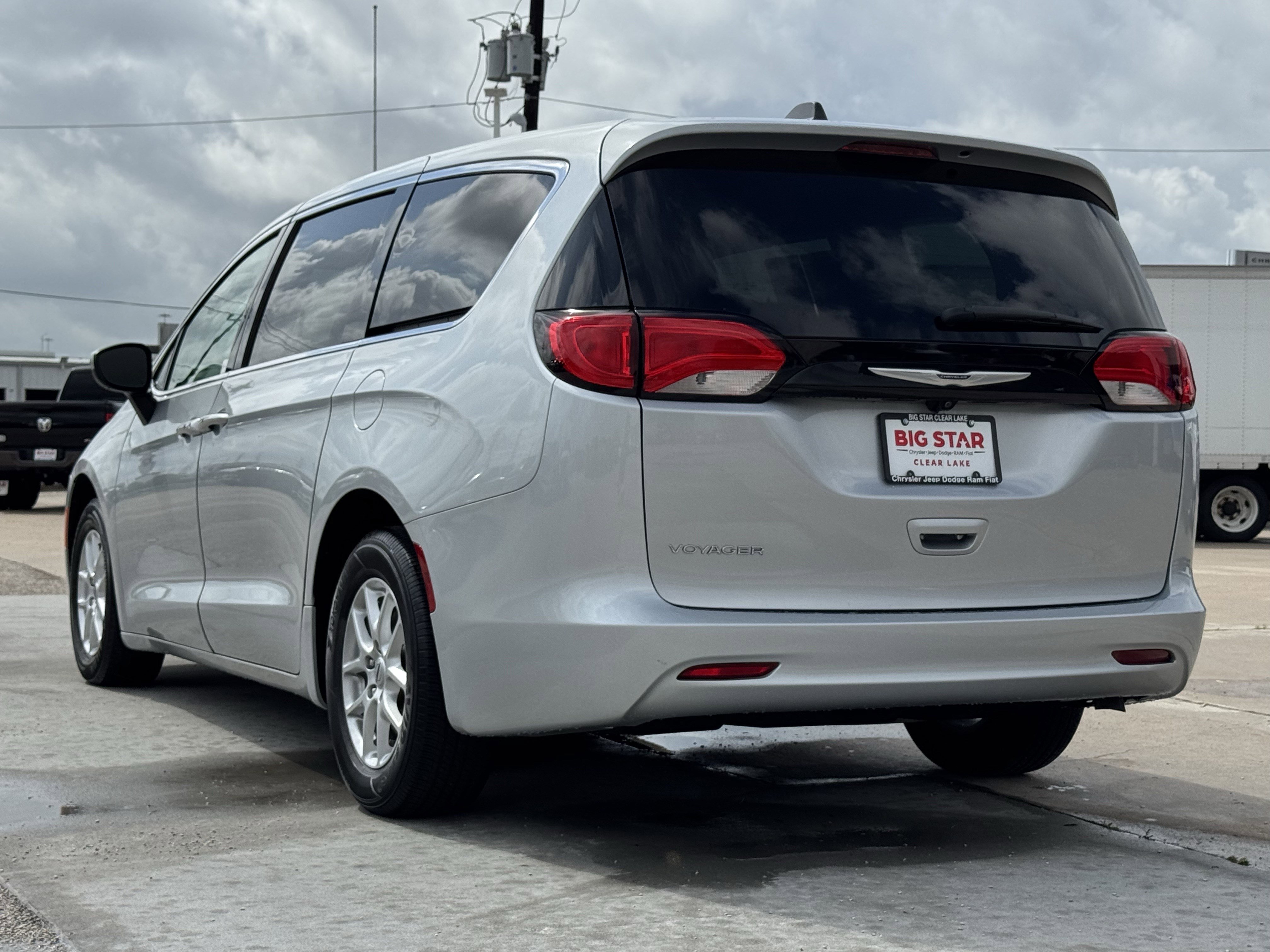 Used 2022 Chrysler Voyager LX image 8