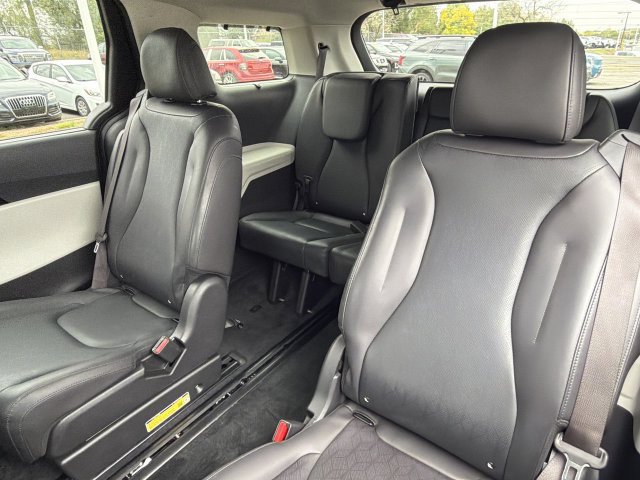 Certified 2024 Kia Carnival EX FWD image 33